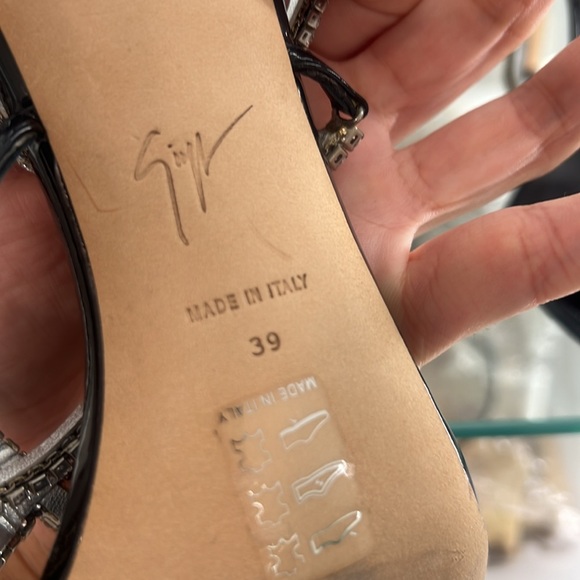 I purchased in Dubai ,one rhinestone fell off and I had to throw the box away - Picture 4 of 4